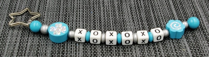 Schlüsselanhänger mit Namen - Glitzer Kleeblatt "XOXO"